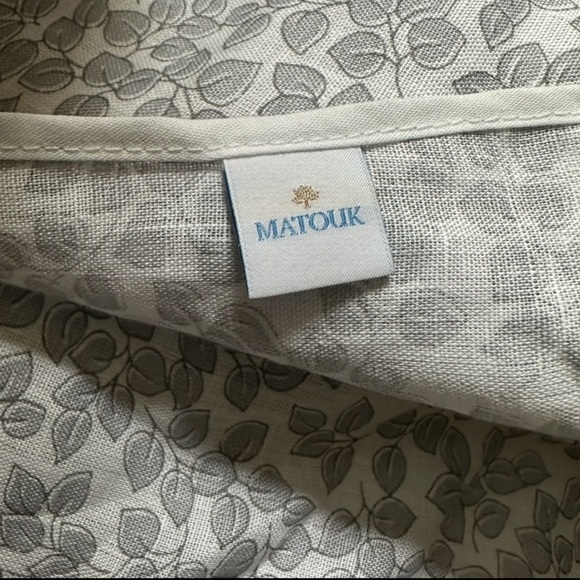 Matouk Margot Oblong Italian 
Floral‎ Printed Linen Tablecloth 70" x 90"
Silver - Picture 2 of 7